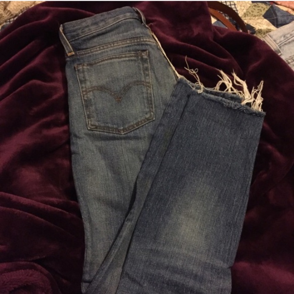 LEVI wedgie jeans with frayed bottom